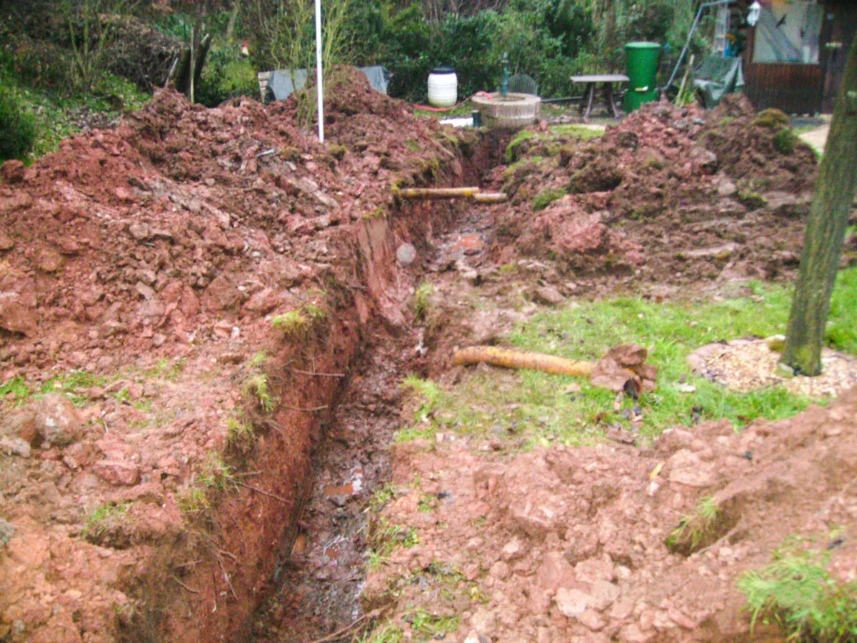 Ausgehobener Graben für Drainage im Garten