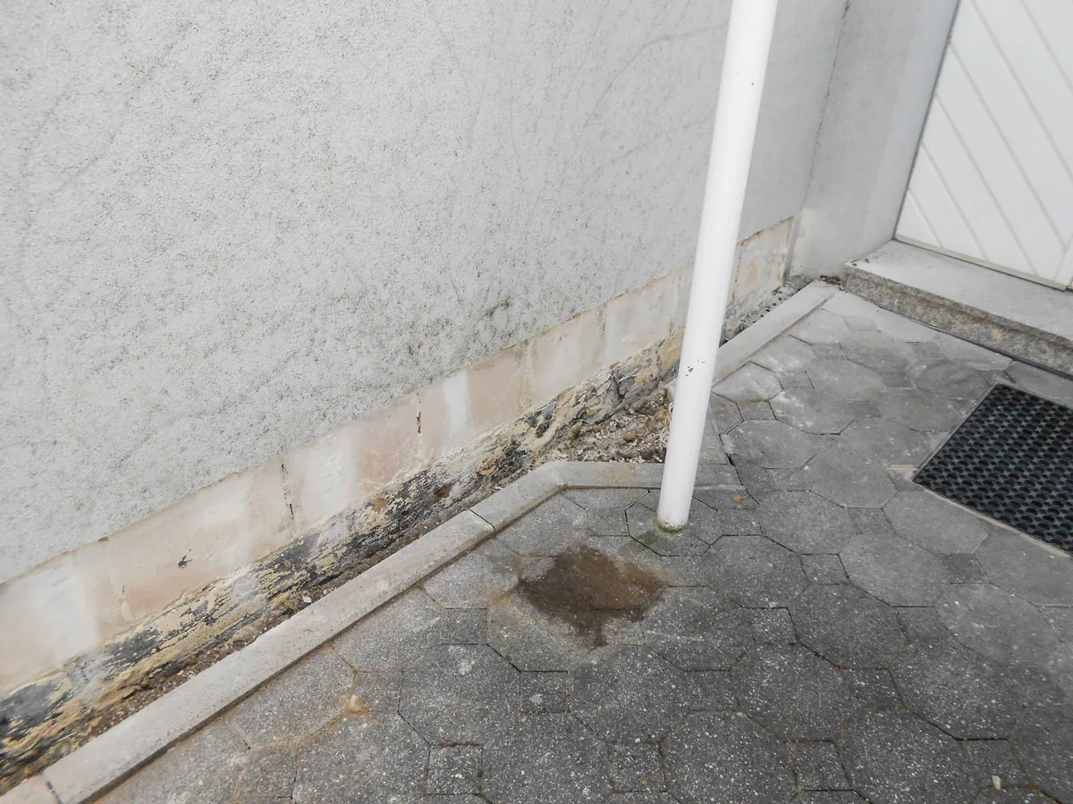 Feuchteschaden am Sockel einer Wand im Innenbereich