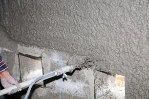 Frisch aufgetragener Putz an einer Wand